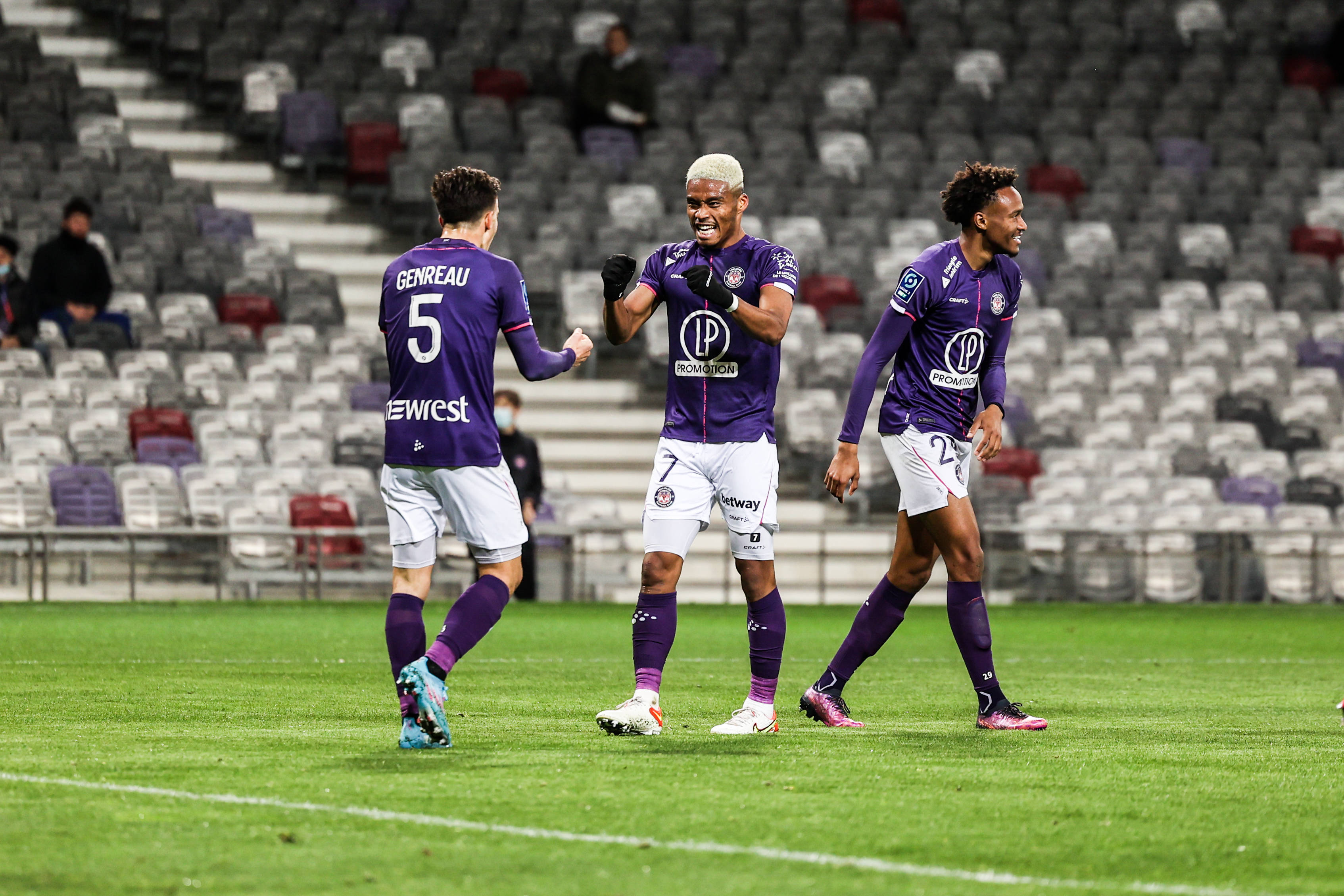 精彩足球比赛即将拉开帷幕，备受关注的球队备战势如破竹的简单介绍