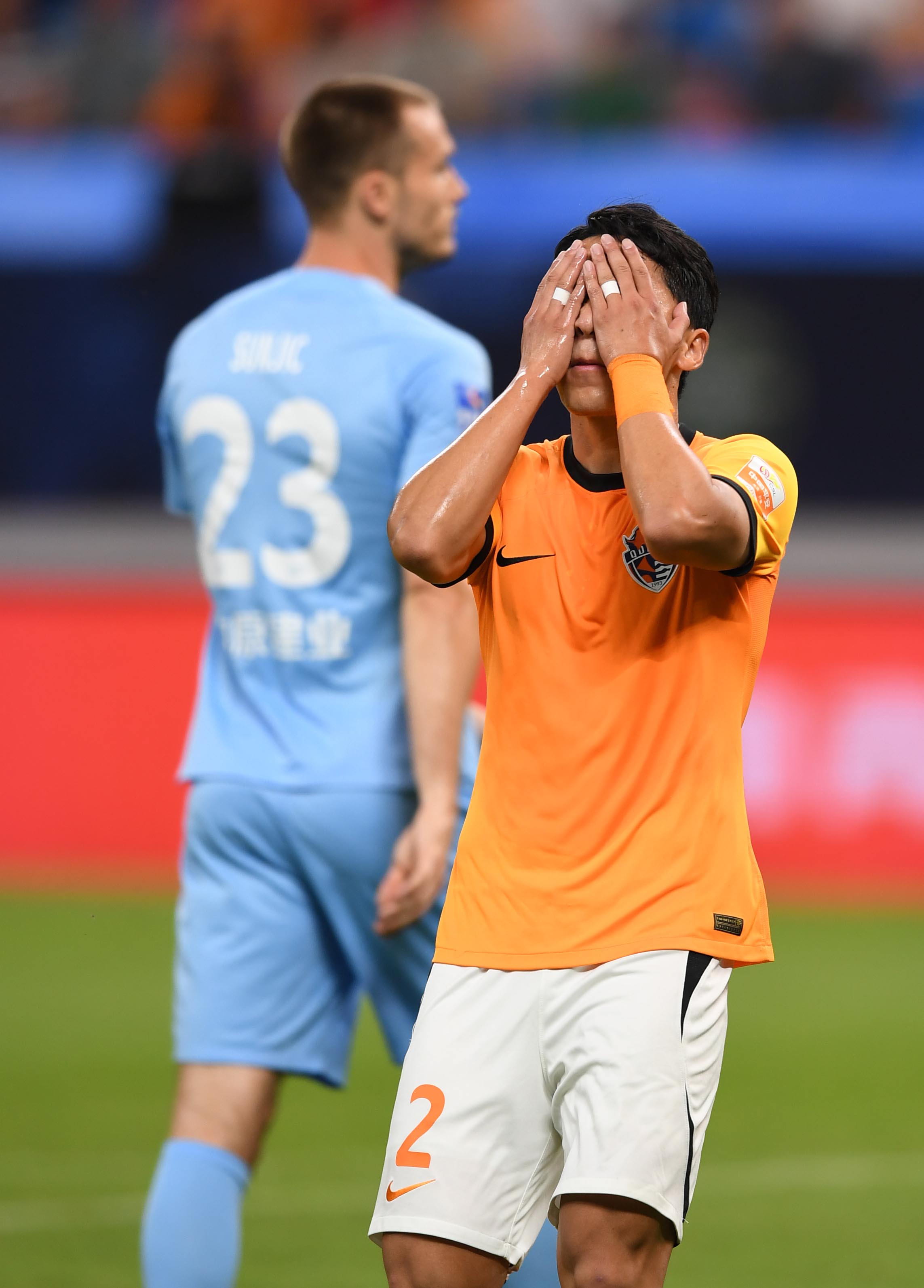 青岛黄海中场球员获得进球，助球队赢球