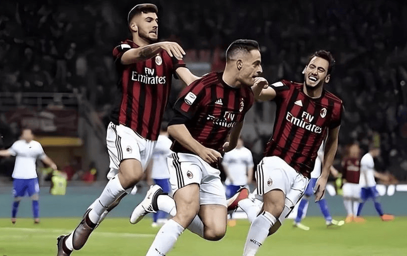 AC米兰队员们通过出色表现打入关键进球