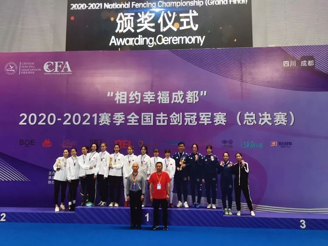 美国击剑队斩获佳绩，夺得团体冠军