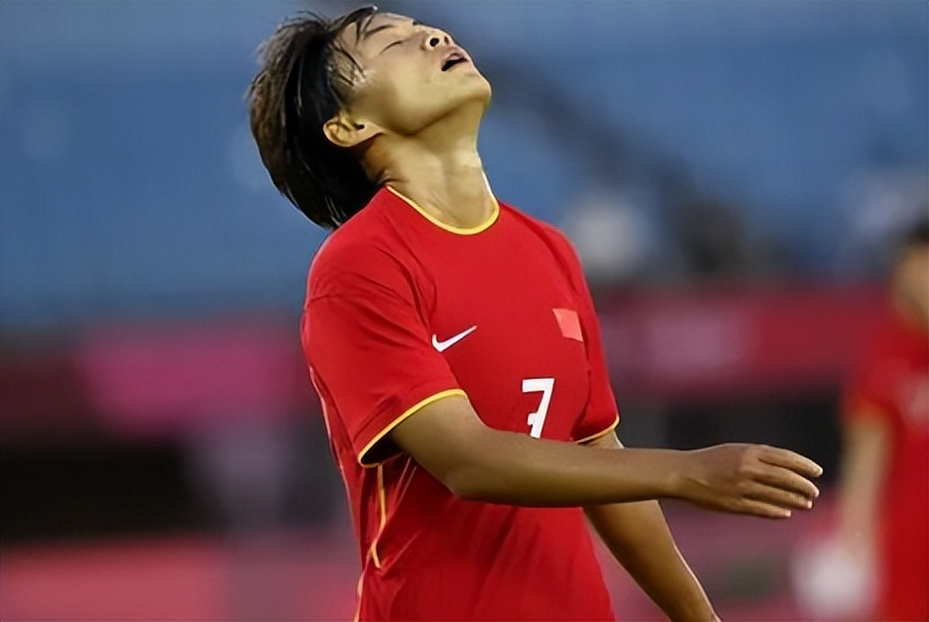 丹麦女足汇聚力量，全队合作晋级成功的简单介绍