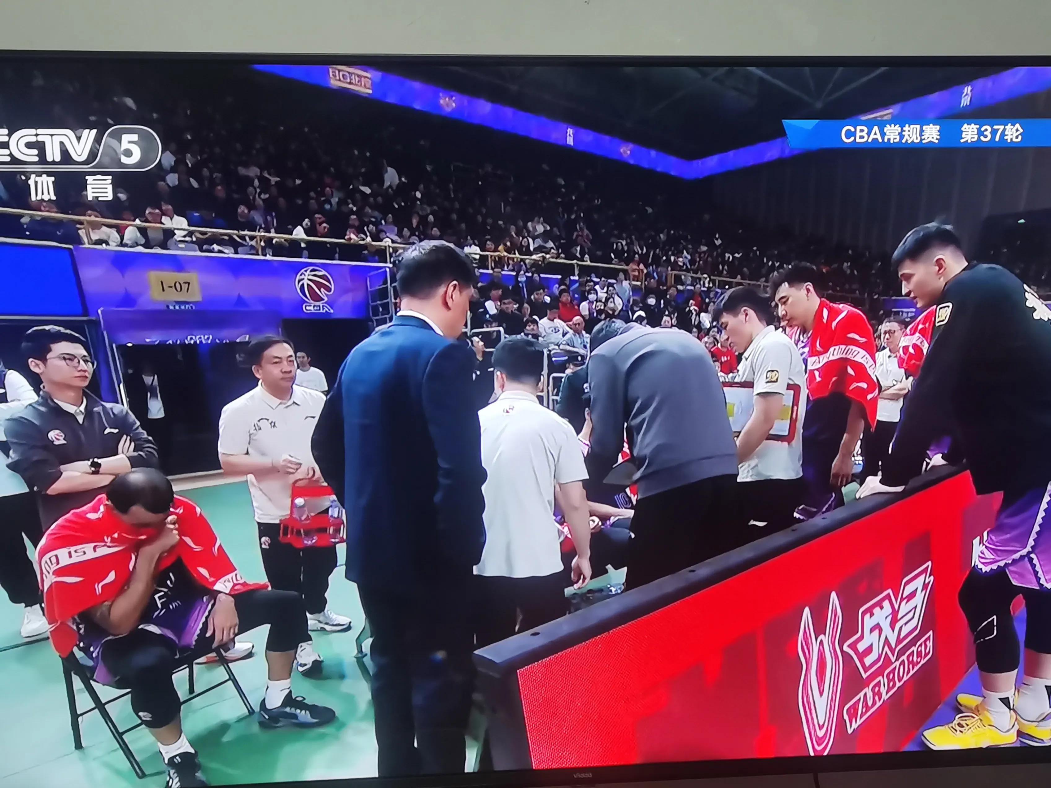 助教接受采访，谈及球队近况和备战计划的简单介绍