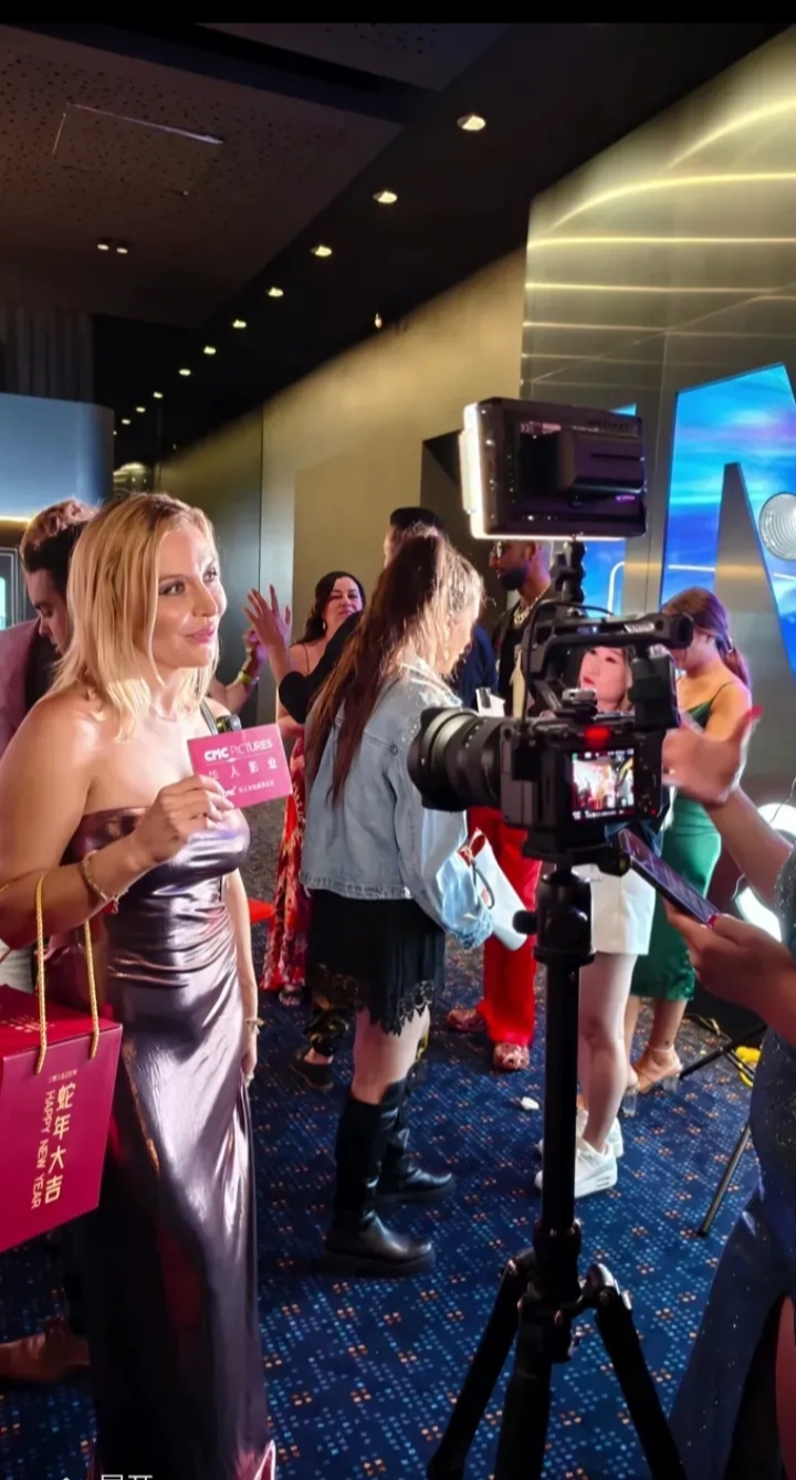 包含火爆热议：选手表现火爆全场观众热情高涨的词条