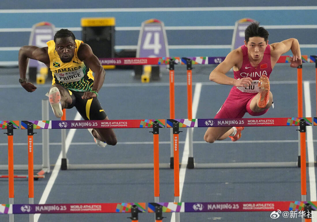 跨栏比赛男子400米决赛中，牙买加选手接力夺冠！