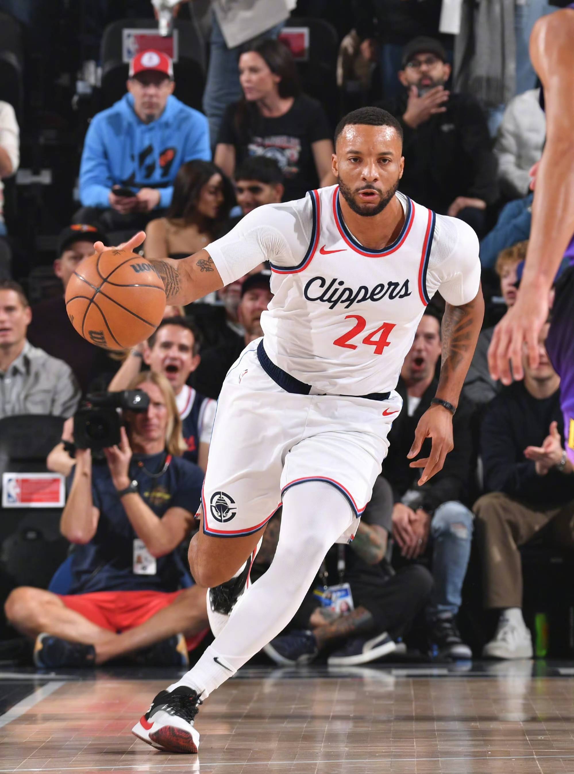 关于快船客场力克湖人，停止两连败的信息