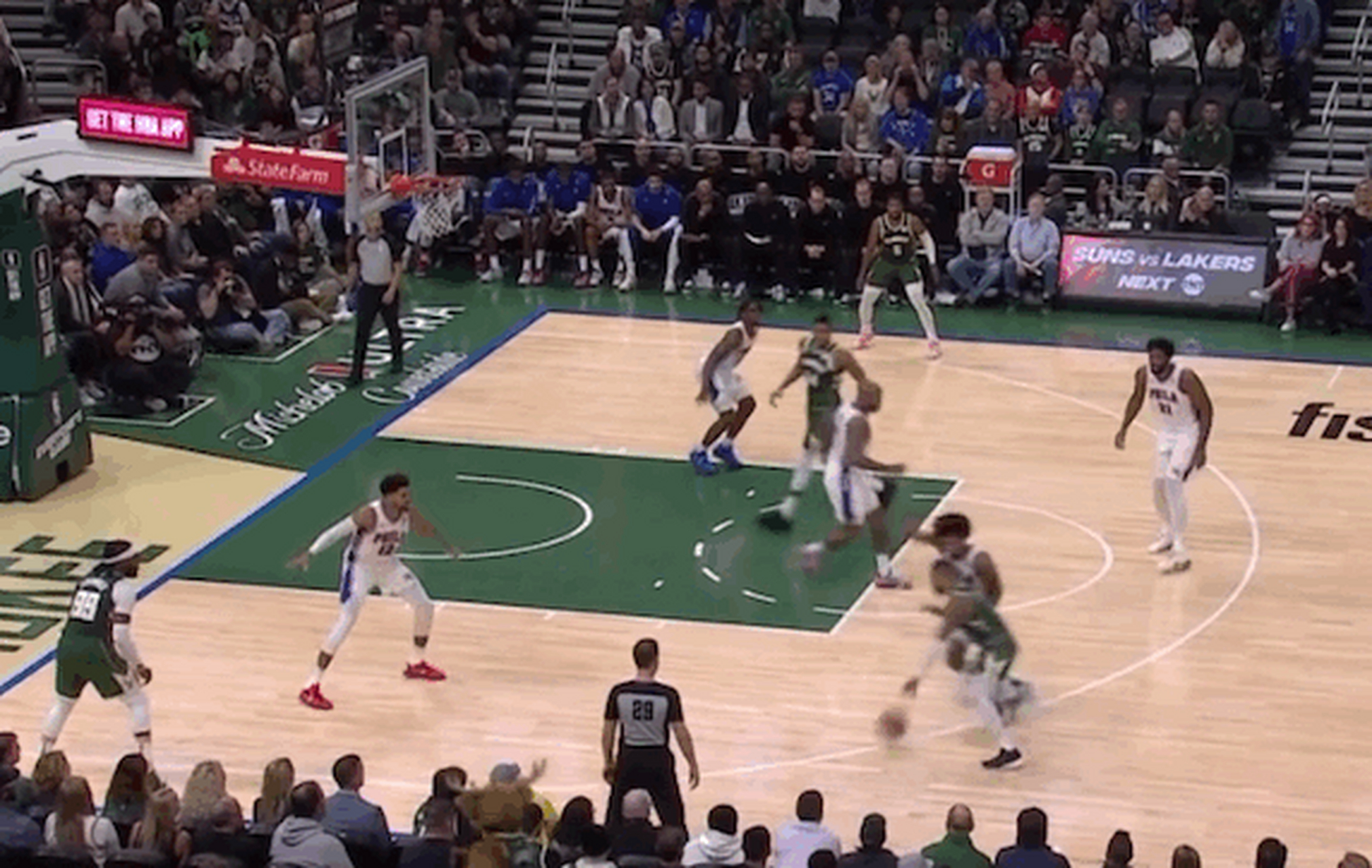 吉林队对阵雄鹿，利拉德舞台越大越强