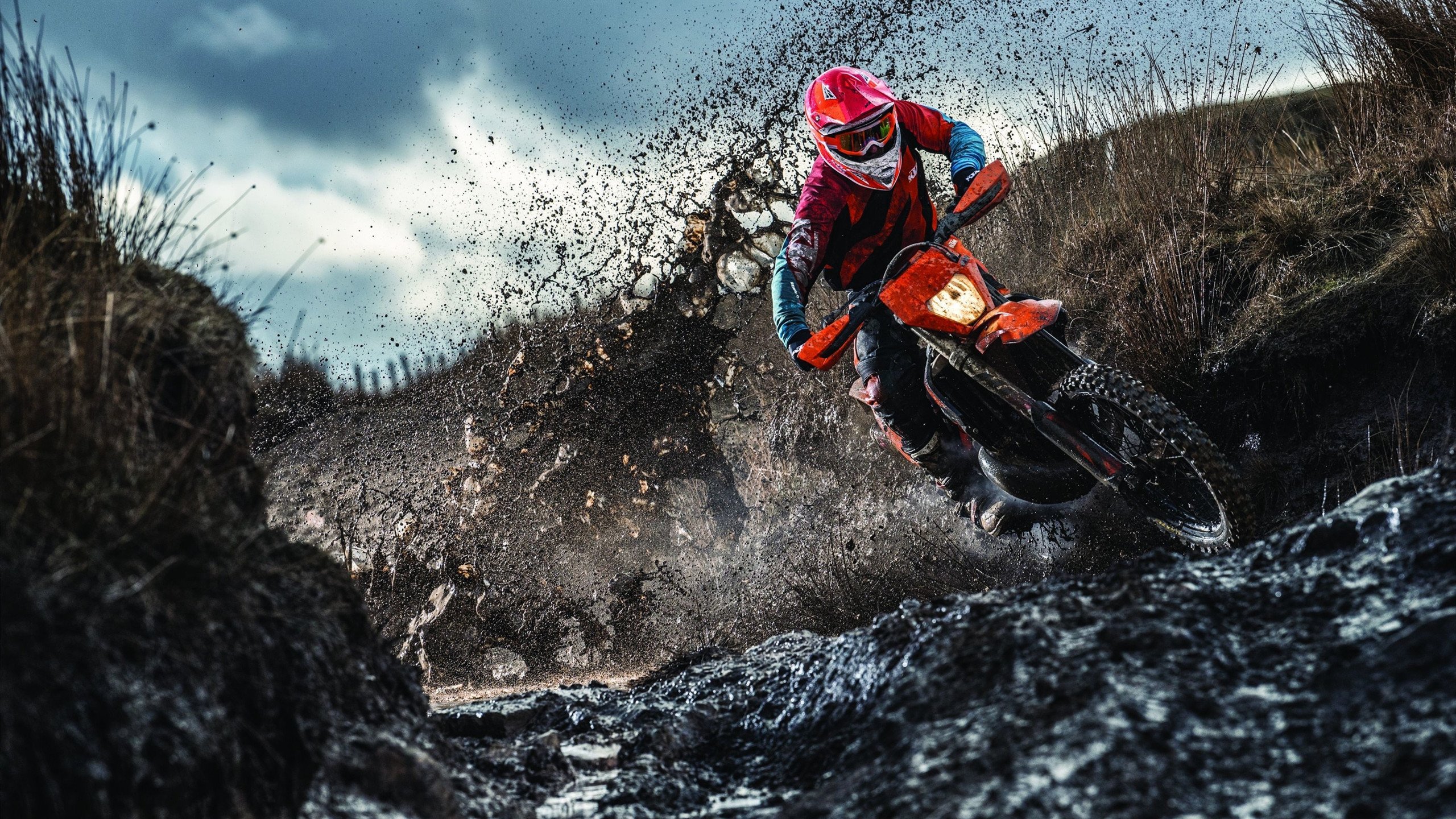 绿茵闪电与篮球铁幕，当国家德比遇上雷霆封锁